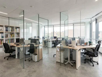 مكتب اداري في غرفة